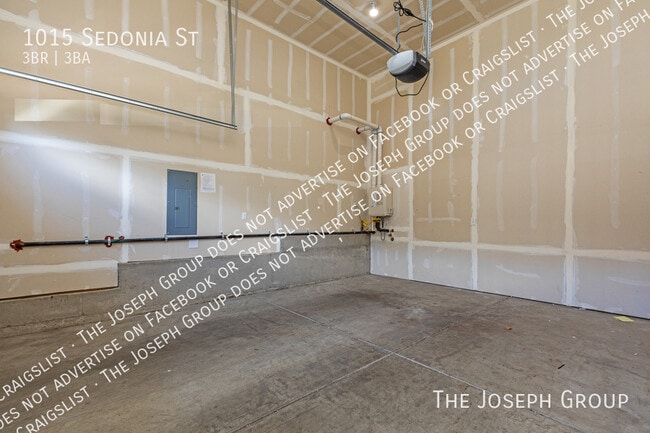 Building Photo - 1015 Sedonia St