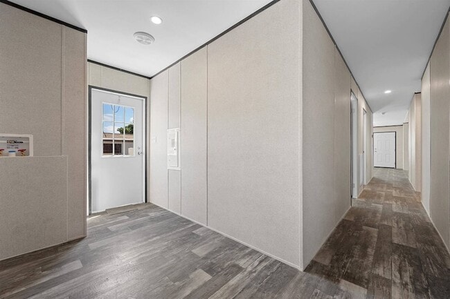 Building Photo - 305 W Buell Dr