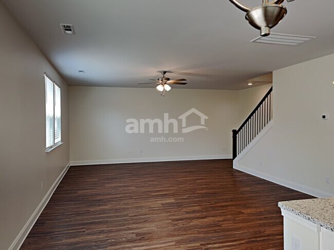 Building Photo - 1360 Lomond Dr