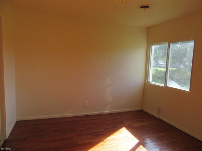 Building Photo - 1 br, 1 bath 4plex - 32453 Lenawee St