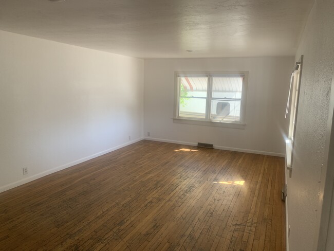 Living room - 1330 Elm Ave