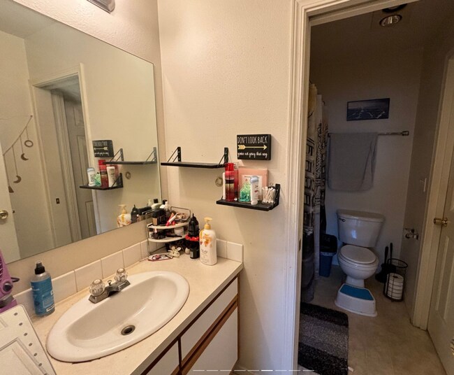 Building Photo - 2 Bed/1.5 Bath Unit in Triplex with Single...