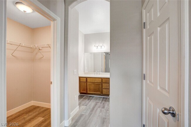 Building Photo - 7701 W Robindale Rd