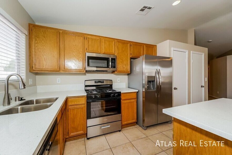 Building Photo - 617 Lava Beds Way