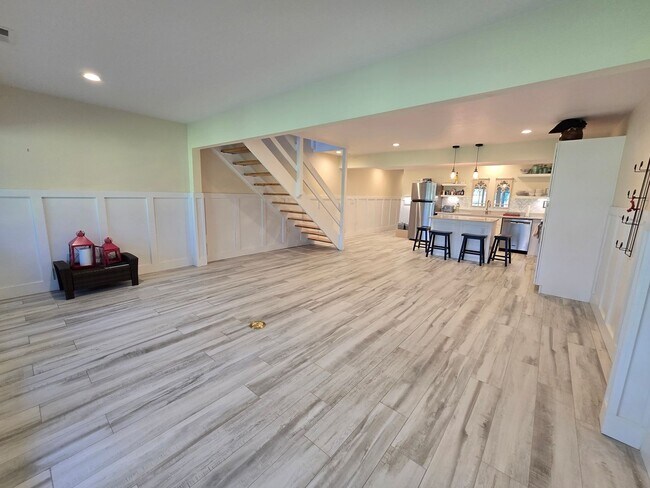 Building Photo - Stunning 2 Bed / 2.5 Bath Townhouse with G...