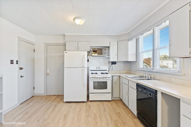 Building Photo - 4012 N Oketo Ave