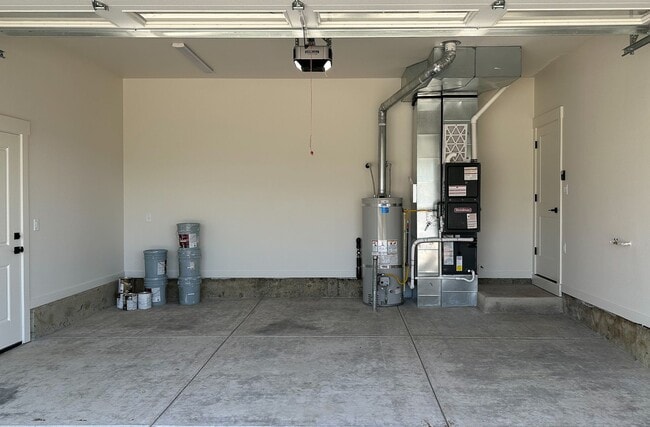 Building Photo - 634 NW Crater Lk Dr