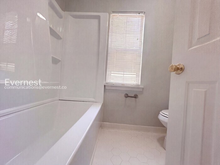 Building Photo - 710 Timbergrove Dr SW