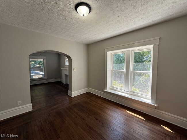 Building Photo - 842 Kenyon St