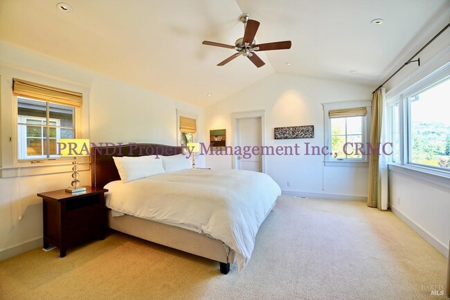 Building Photo - 422 Live Oak Dr