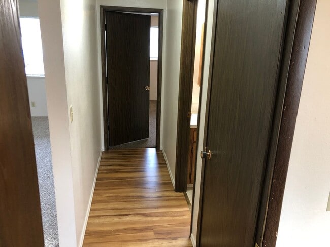 Building Photo - Great 2 bedroom 1 bathroom duplex in Springfield!