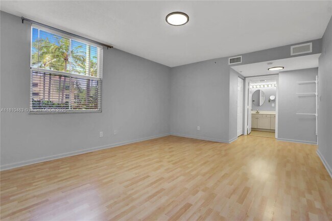 Building Photo - 609 E Sheridan St