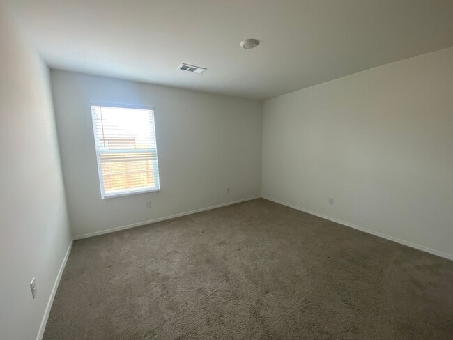 Building Photo - 4 Bedroom, 2 Bathroom home in Valley View School District!