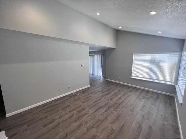 Building Photo - 3-Bedroom Condo with Epoxy Garage in Vista Fairways, Valencia!