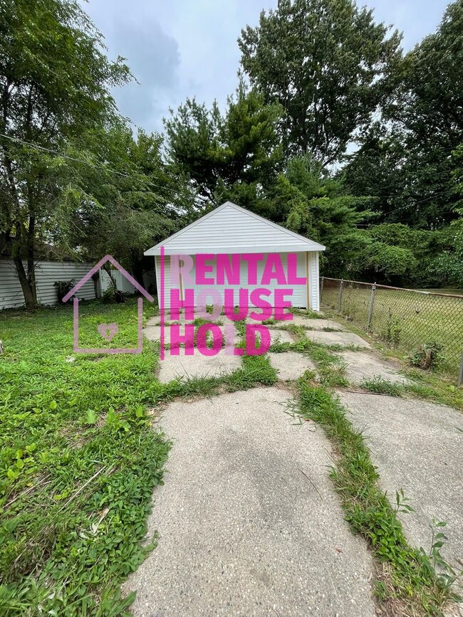 Building Photo - ~ 3 BEDROOM 1.5  BATH SINGLE FAMILY HOME~ ...