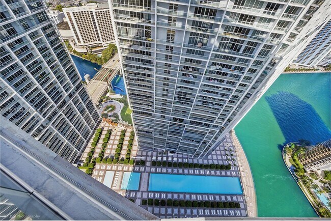 Building Photo - 495 Brickell Ave