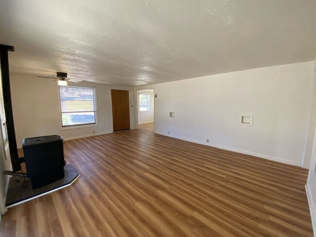 Building Photo - 710 W Broccoli St