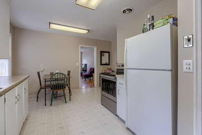 Building Photo - Charming 2 Bedroom With Spacious Living In...