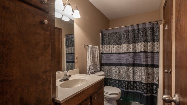 Building Photo - Woodshire Duplexes & Townhomes