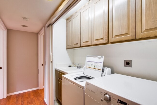 Building Photo - 831 Allerton Ct