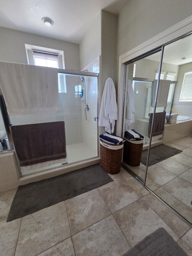 Building Photo - "Spacious 5-Bed home with 4 Baths Home for Rent!