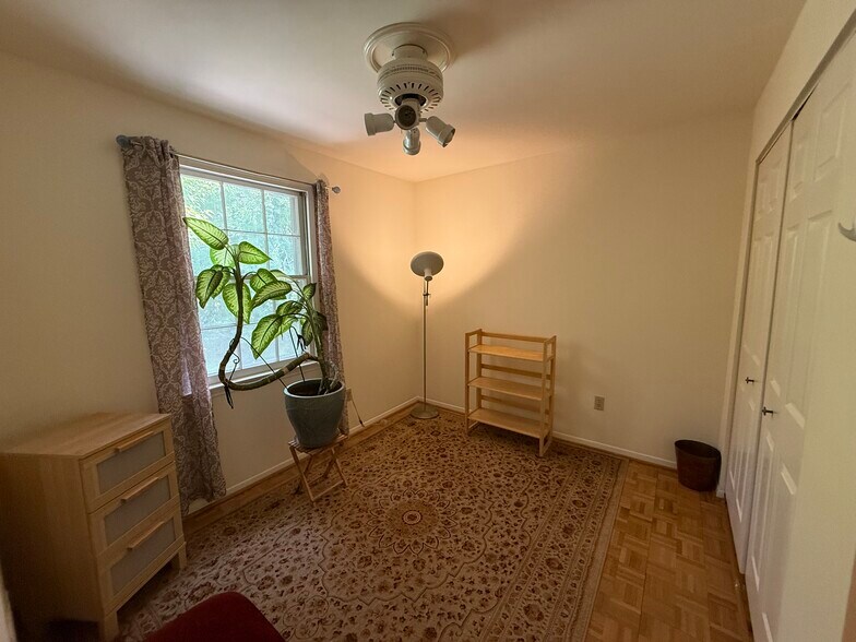 Bedroom 2 with a large closet - 3307 Webley Ct