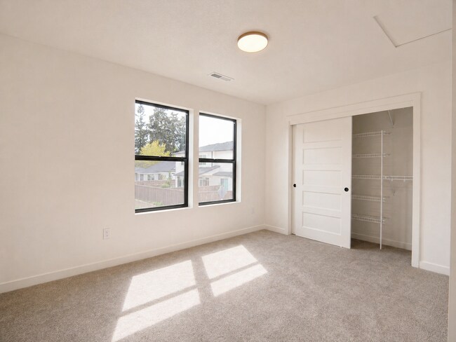 Building Photo - 10112 NE 45th Ct