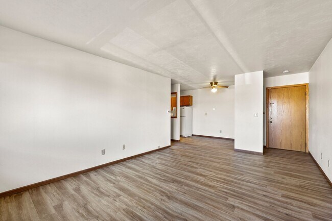 Building Photo - 1156 W Carriage Dr