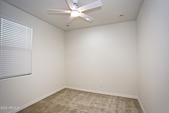 Building Photo - 879 W Finch Dr