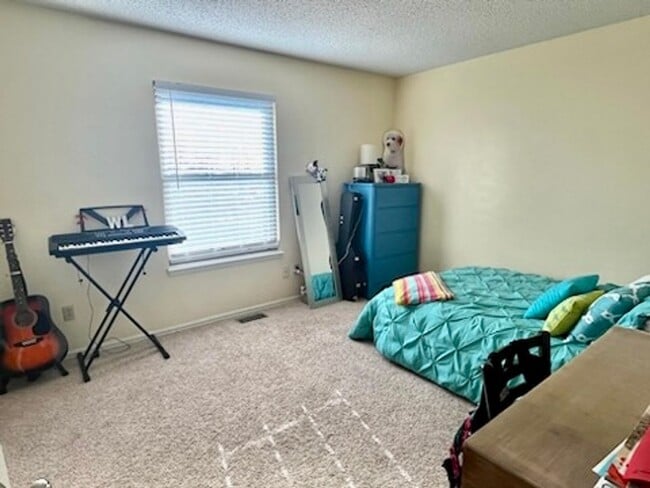 Building Photo - Well maintained 4 bedroom home available in the Rockrimmon area!