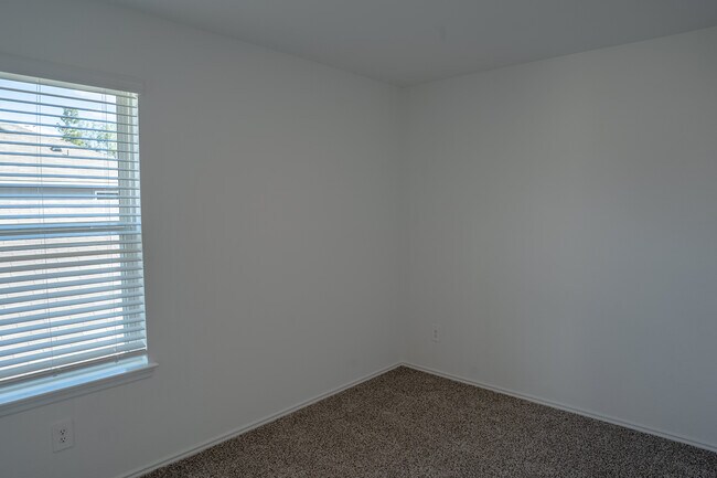Building Photo - 5746 Hampton Vly Dr