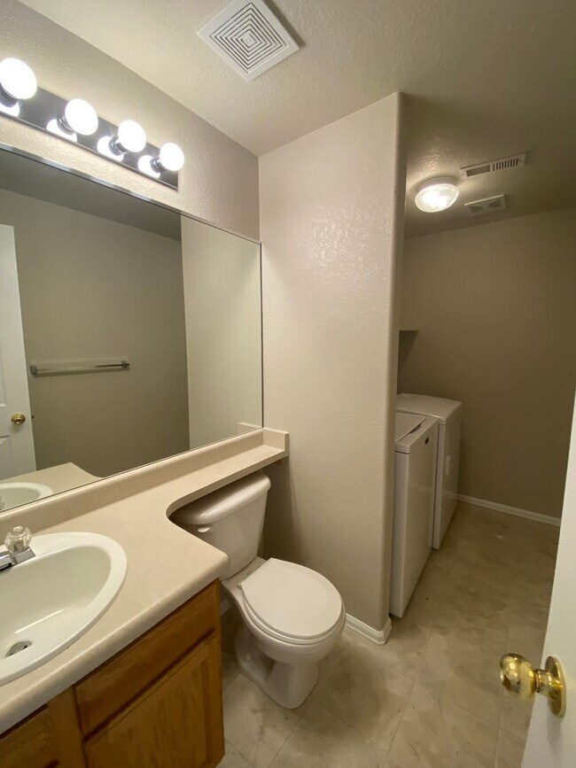 Building Photo - Stetson Hills 3 bedroom House