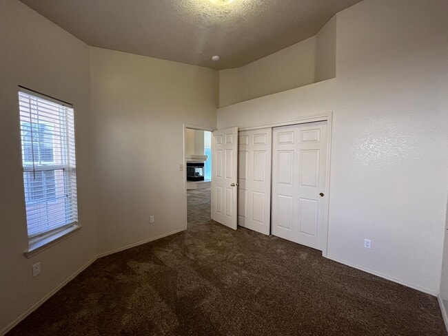 Building Photo - Spacious 3 Bedroom 2 Bathroom Home In The NE!