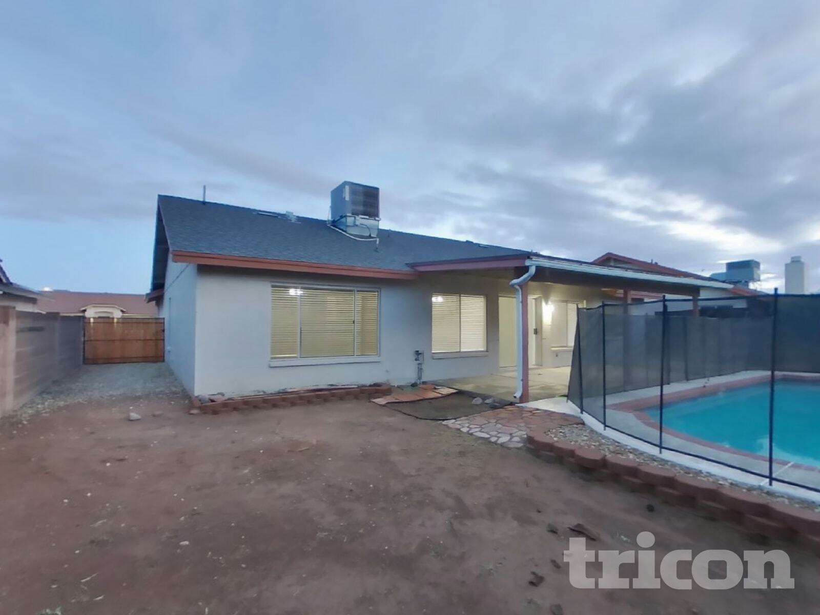 Building Photo - 8621 W Willow Ave