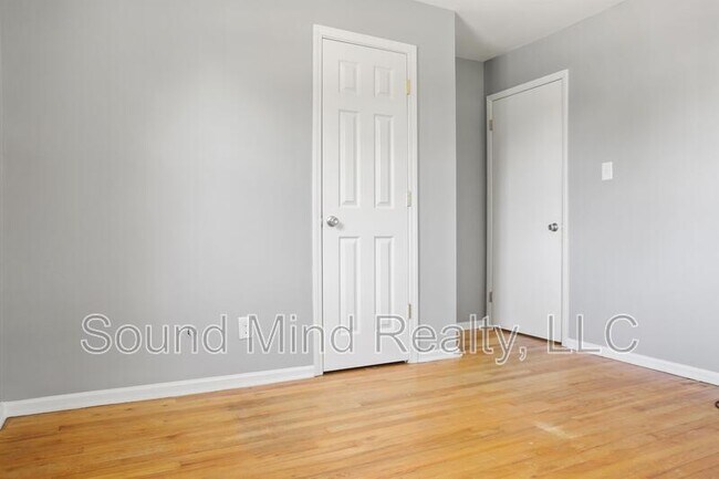 Building Photo - 819 Hadley Rd