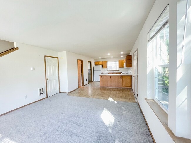 Building Photo - Bright Everett Home with 2-Car Garage(NEW PAINT AND CARPET)