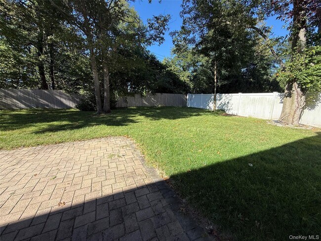 Building Photo - 5 Rolling Hill Dr