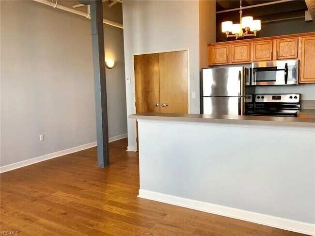 Building Photo - 1133 W 9th St