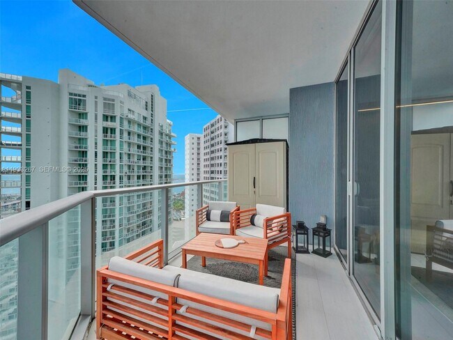 Building Photo - 1300 Brickell Bay Dr