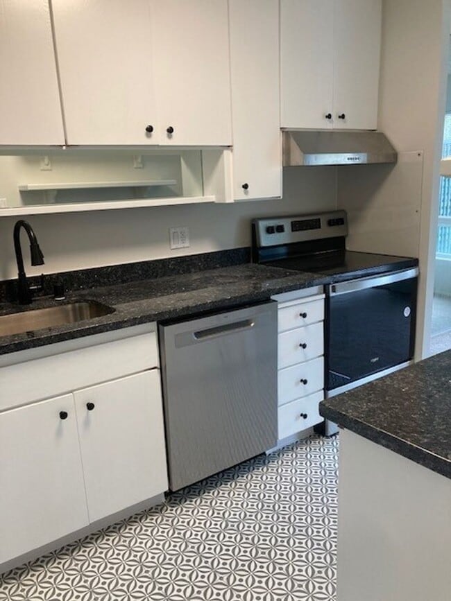 Building Photo - Updated extra large one bedroom at Woodlake
