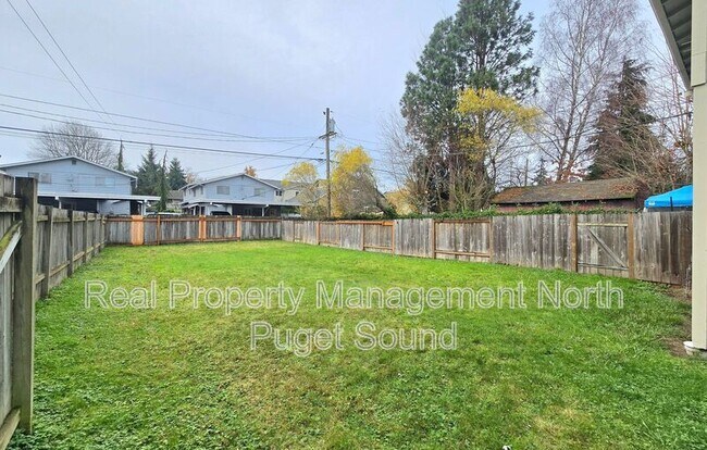 Building Photo - 1322 Maple St