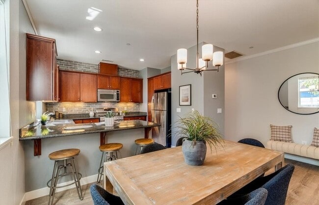 Building Photo - APARTMENT