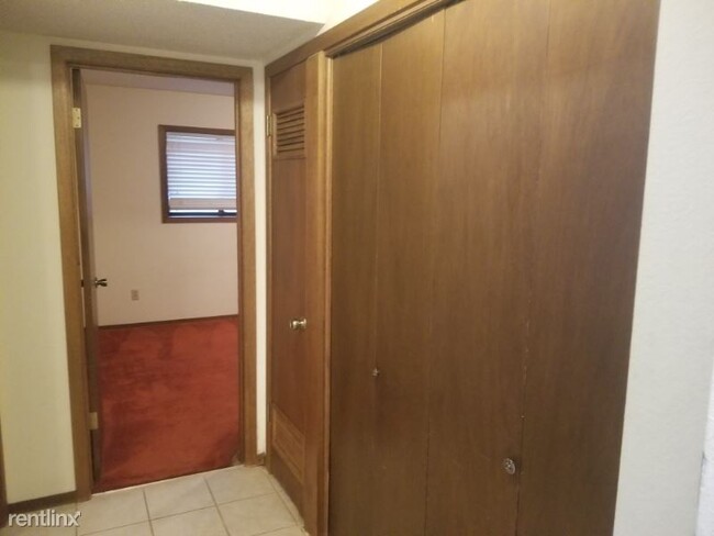 Building Photo - 2 br, 2 bath Condo - 2421 Yellowstone #2202