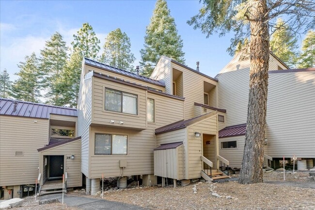 Building Photo - SKI LEASE:  Updated Townhome in Wooded, Central North Lake Location!