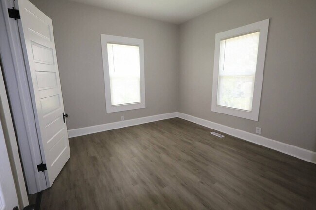 Building Photo - 629 S Fares Ave