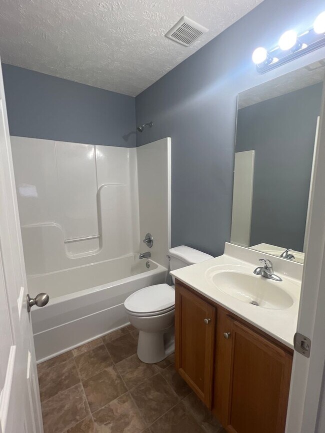 Building Photo - Great location! Close to Everything!