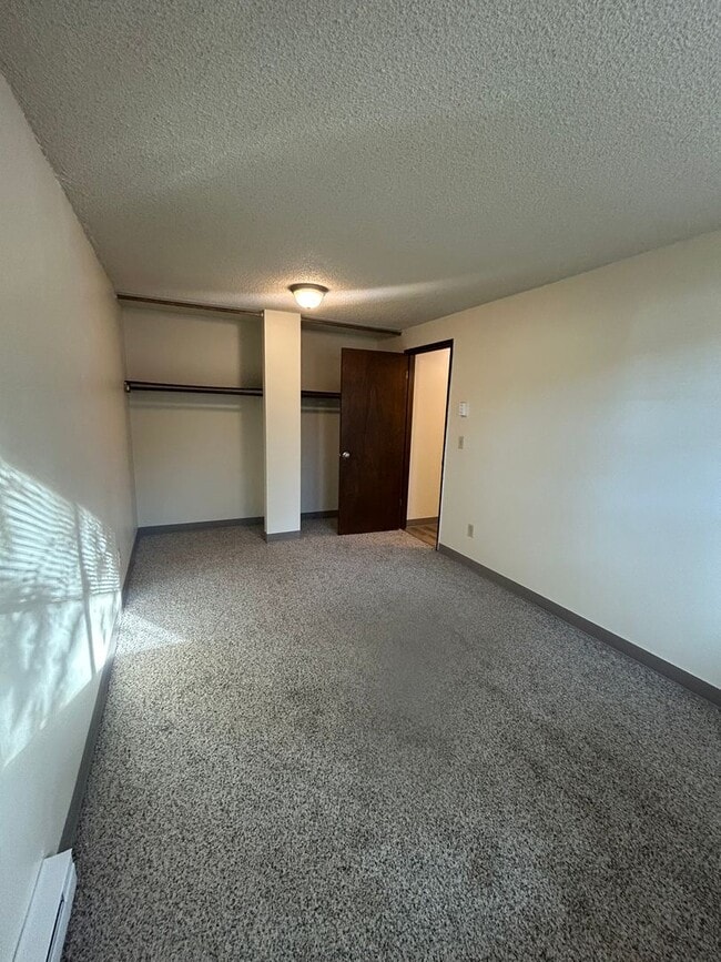 Building Photo - (946) 2780-B - Beautiful Updated 2-bedroom/1-bath