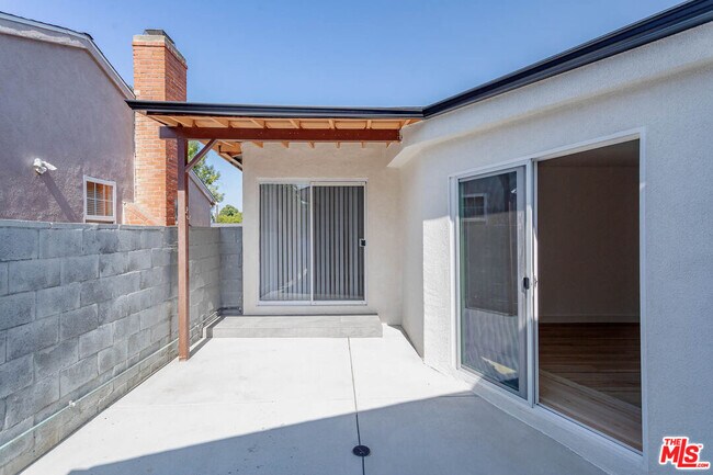 Building Photo - 6627 Ranchito Ave
