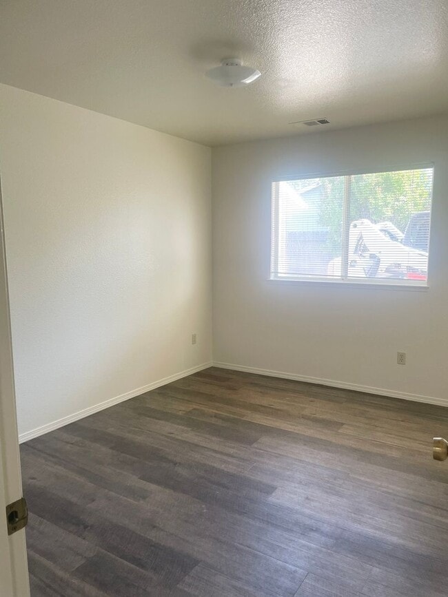 Building Photo - Live in W. Redding!!