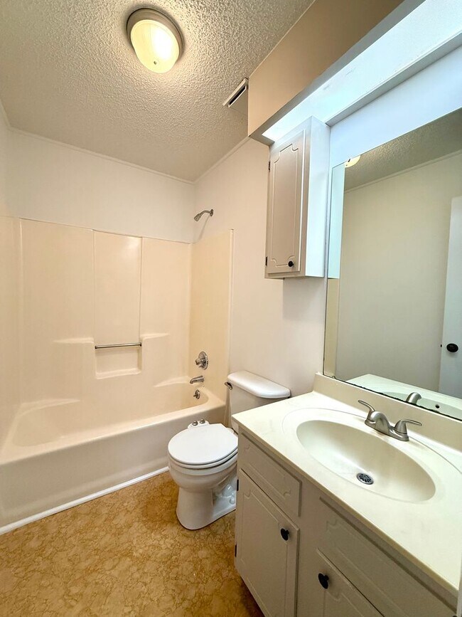 Building Photo - Two Bedroom Duplex with Garage and Storage / North Asheville